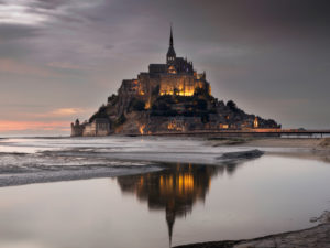 Le Mont-Saint-Michel in der Normandie bei Sonnenuntergang und dramatischem Himmel Le Mont-Saint-Michel in der Normandie bei Sonnenuntergang und dramatischem Himmel